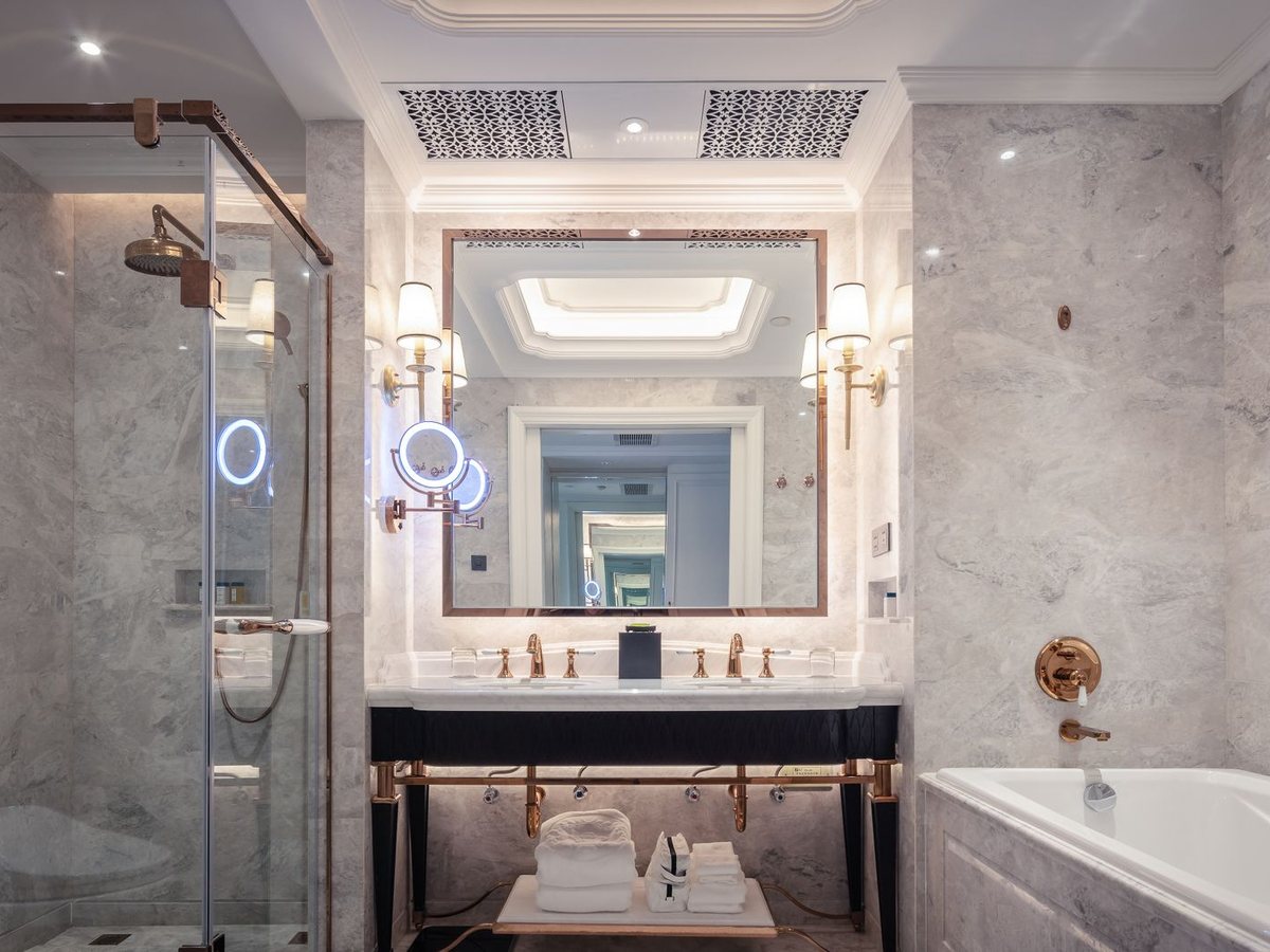 Suite bathroom